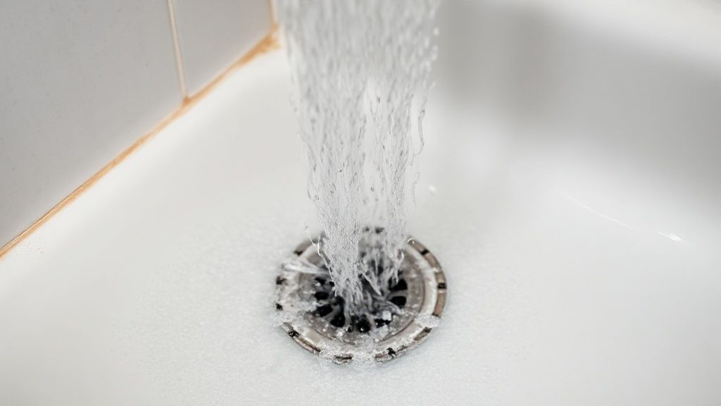 Ontstop een douche of badkuip vol haar